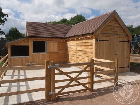 Small Barn Ideas, Oak Garage, Small Horse Barns, Garage Extension, Small Holding, Diy Horse Barn, Backyard Barn, Horse Barn Designs, Horse Shelter