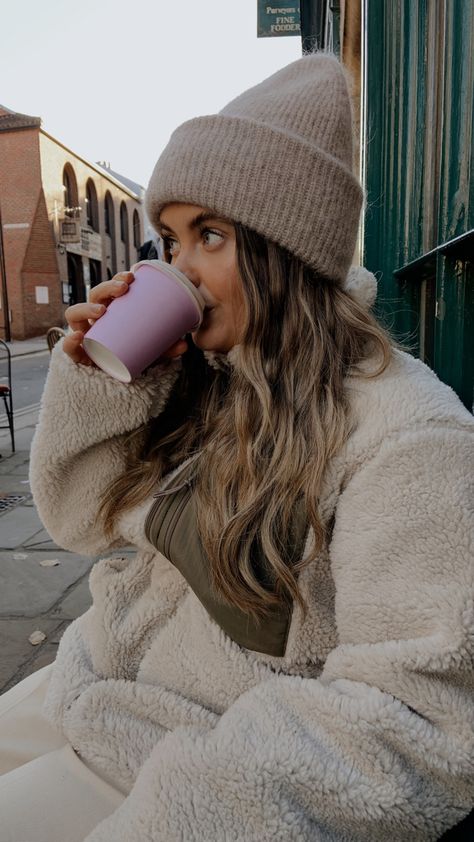 Beige Hat Outfit Winter, Women In Beanies, Knit Beanie Outfit, Bennies Hats Outfits, Beige Beanie Outfit, Beige Cap Outfit, Beige Hat Outfit, Beanie Photoshoot, Outfit Bonnet