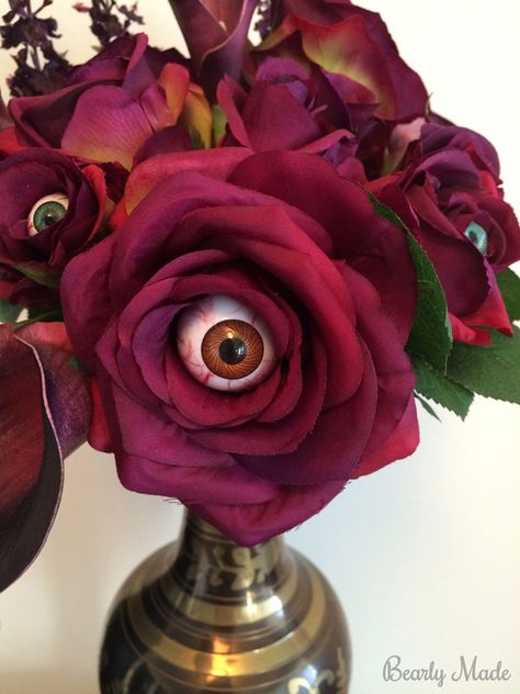 Fall Halloween Bouquet, Halloween Dried Flowers, Halloween Bouquet Decoration, Spooky Bouquet Ideas, Eyeball Bouquet, Horror Flowers, Halloween Flower Bouquet, Scary Flowers, Flowers With Eyes