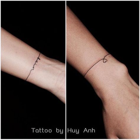 Diese feinen Tattoos sind der neueste Trend und der perfekte Begleiter für den Sommer. Die süßen Bracelet-Tattoos schmücken dein Handgelenk und sind auch super schön mit vielen verschieden Schmuck-Armreifen zu kombinieren. Wer es etwas persönlicher mag, kann die Bracelet-Tattoos durch tätowierte Anhänger personalisieren, so trägst du deinen Liebsten immer bei dir. Star Tattoo On Wrist, Armband Tattoos For Men, Bracelet Tattoos, Tattoo Band, Armband Tattoos, Tato Henna, Tattoo Aesthetic, Tattoo Trend, Inspiration Tattoo