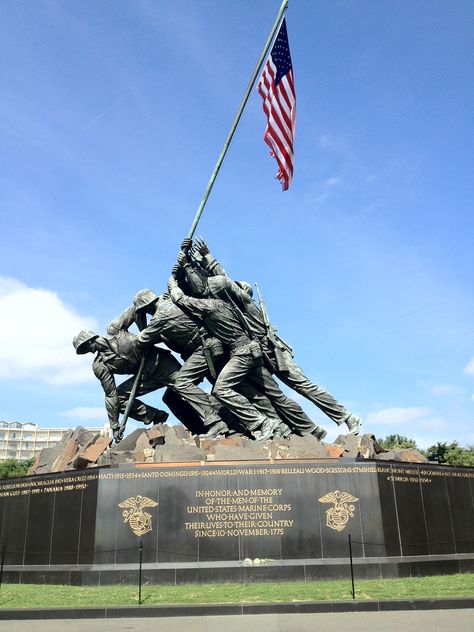 The Marine Corps War Memorial (also called the Iwo Jima Memorial) is a military memorial statue outside the walls of the Arlington National Cemetery and next to the Netherlands Carillon, in Arlington, Virginia, in the United States. The memorial is dedicated to all personnel of the United States Marine Corps who have died in the defense of their country since 1775. America Core, Iwo Jima Memorial, Pictures Of Flags, American Flag Pictures, Army Usa, Patriotic Pictures, American Flag Wallpaper, Arlington Virginia, Memorial Statues