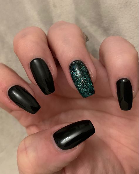 Black Nails With Green Accent, Black And Green Prom Nails, Dark Green Sparkle Nails, Emerald And Black Nails, Black And Dark Green Nails, Dark Green And Black Nails, Emerald Green And Black Nails, Green Sparkle Nails, Soft Dramatic Spring