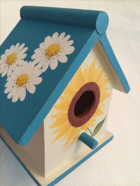 Easy Painted Birdhouses, Cute Bird Houses Paint, Bird Box Painting Ideas, Painted Birdhouses Ideas Simple, Painting Ideas For Birdhouses, Sunflower Birdhouse Painting Ideas, Birdhouse Ideas Painted, Hand Painted Birdhouses Easy, Wooden Bird House Painting Ideas