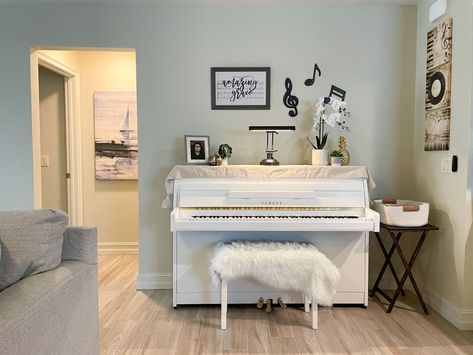 #piano #pianodecor #whitepiano #whiteyamahapiano #whiteuprightpiano #uprightpiano #yamahab1 #whiteyamaha Yamaha Piano, Piano, White