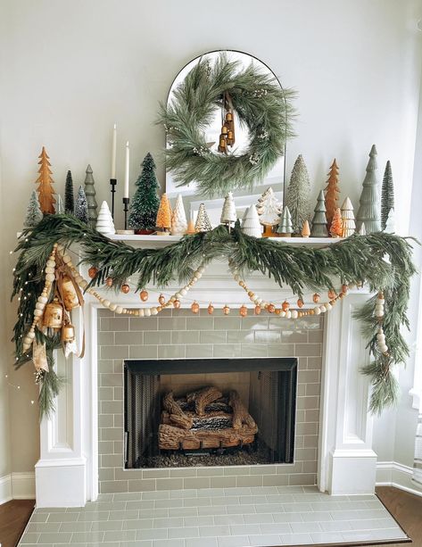 Christmas Mantels With Tv, Christmas Gift Wrapping Diy, Christmas Apartment, Cozy Christmas Decor, Christmas Mantle Decor, Christmas Decor Inspiration, Christmas Mantel Decorations, Christmas Mantle, Christmas Fireplace