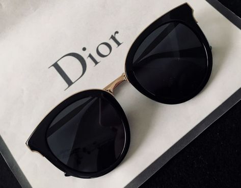 Bracelet Dior, Pretty Sunglasses, Cute Glasses Frames, Classy Glasses, Glasses Frames Trendy, Fancy Glasses, Glasses Trends, Trendy Glasses, Cute Sunglasses