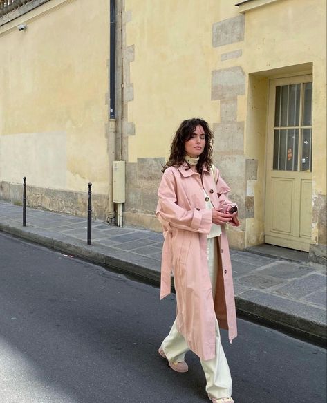 Modest Outfits Aesthetic, Trench Coat Street Style, Pink Outfits Aesthetic, Raincoat Outfit, Pink Trench Coat, Trench Coat Outfit, Instagram Paris, Trench Coat Style, Italy Outfits