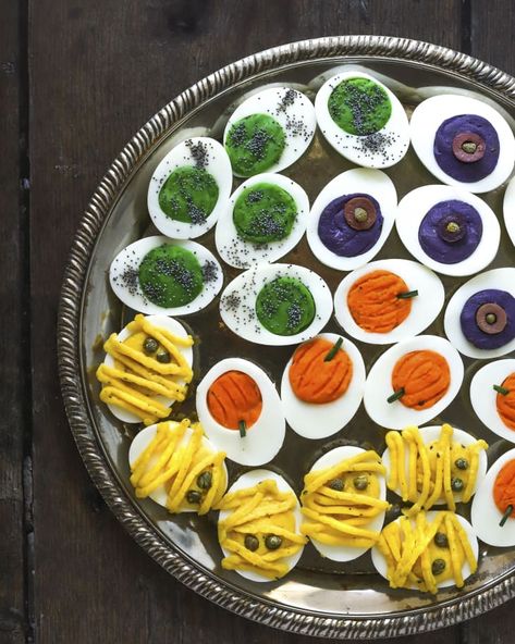 Savory Halloween Food, Scary Halloween Treats, Halloween Deviled Eggs, Deviled Eggs Recipe Easy, Halloween Treats To Make, Cozy Recipes, Halloween Party Appetizers, Purple Food Coloring, Spooky Halloween Treats