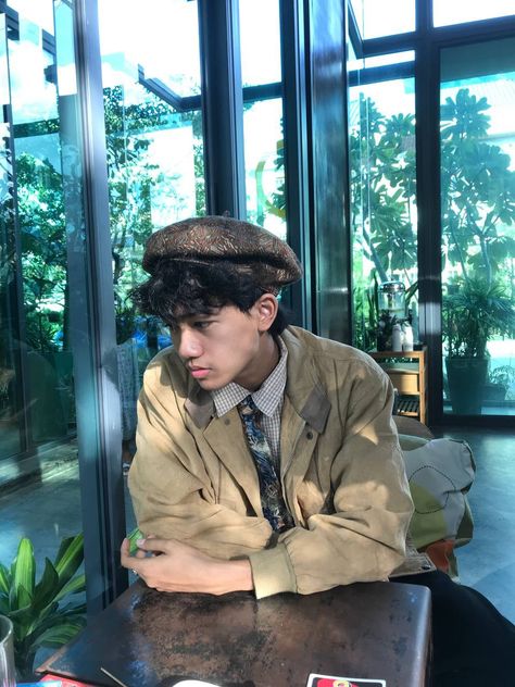 #beret #fit #outfit #vintagefashion #fashion #coffee Berrets Outfits Men, Men In Berets, Mens Beret Outfit, Beret And Scarf Outfit, Kangol Beret Outfit, Outfits With Beret Hats, Leather Beret Outfit, Beret Outfit Men, Berrets Outfits