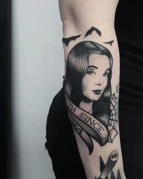 Morticia Addams Tattoo, Addams Family Tattoo, Halloween Sleeve, Horror Sleeve, Punk Tattoos, Kitty Tattoos, Girls Tattoos, Tattoo Portrait, Perfect Tattoo