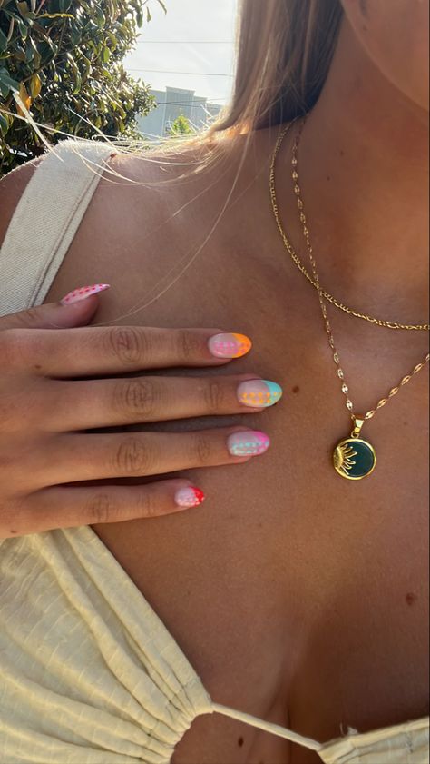 Nail Inspo April, Nail Into Summer, Fun Nails Simple, Simple Nails For Vacation, Nail Inspo For Beach, Cute Spring Nails 2024, Dip Beach Nails, Nail Inspo 2024 Spring, Design Summer Nails