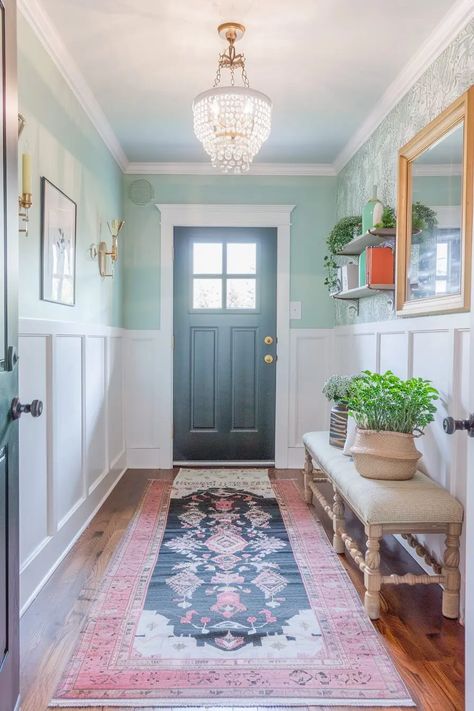 Two Toned Hallway, Ideas For Hallways, Doobie Den, How To Decorate A Hallway, Foyer Ideas Entryway, Vintage Decor Ideas, Nice Rooms, Storage Bench Seating, Hallway Inspiration