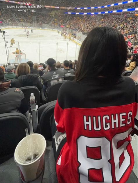 Ice Hockey Girlfriend, Hockey Wags Aesthetic, Nhl Game Outfit, Hockey Wag, Hockey Sweater, Hockey Wife, Hockey Girlfriend, Nhl Playoffs, Ice Hockey Players