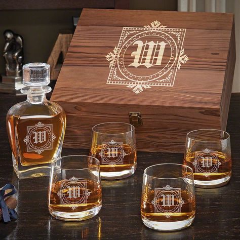 This elegant whiskey gift set will look awesome wherever you display it. #whiskey #personalized #gifts Wedding Favours Bottles, Whiskey Gift Set, Personalized Decanter, Cheeseboard Gift, Wedding Bottle Opener Favors, Wedding Glassware, Whisky Decanter, Beer Glassware, Whiskey Set