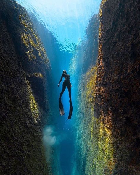 Mariana Trench, Skin Diving, Tones Of Blue, Thailand Adventure, Under The Water, Marianas Trench, Open Ocean, Free Diving, Dream Pools