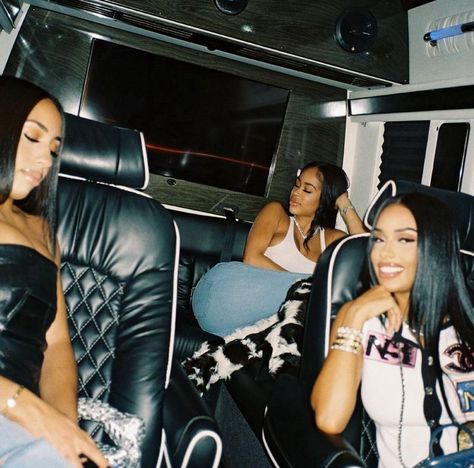 Girls Night Out Aesthetic Black Women, Black Women Best Friends, Vision Board Pictures Friends, Rich Best Friends, Baddie Friends, Rich Friends, Group Pfp, Sisters Goals, Best Friends Aesthetic