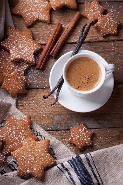 Silver Christmas Decorations, Ginger Cookies, Vanilla Coffee, Coffee Photography, A Cup Of Coffee, Halloween Cookies, Chocolate Coffee, Coffee Cafe, Christmas Coffee