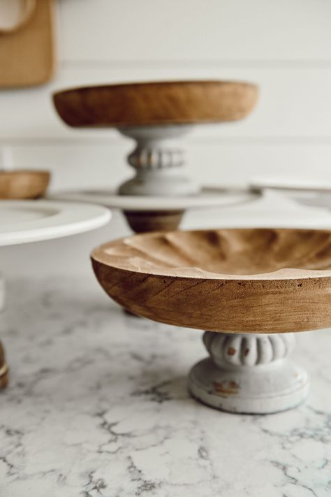 Diy Pedestal, Farmhouse Diy Projects, Diy Cake Stand, Diy Projects For Men, Liz Marie Blog, Cottage Market, Diy Entryway, Diy Upcycling, Diy Simple