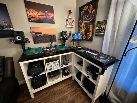 Kallax dj booth Kallax Dj Booth, Dj Bedroom Ideas, Home Dj Booth, Dj Studio Room Ideas, Diy Dj Booth, Dj Zone, Dj Furniture, Dj Desk, Vinyl Stand