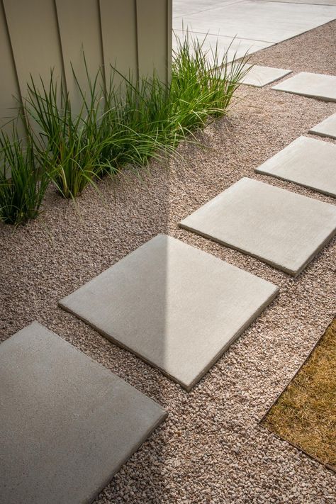 Placas de cimento com pedras (brita) no meio Concrete Pavers Walkway, Front Yard Walkway, Yard Remodel, Walkway Landscaping, Walkway Design, Modern Front Yard, Pathway Landscaping, Paver Walkway, Gravel Garden