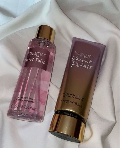 Victoria's Secret Velvet Petals, Victoria Secret Spray, Profumo Victoria Secret, Victoria Secret Body Spray, Fragrance Lab, Victoria Secret Lotion, Victoria Secret Fragrances, Bath And Body Works Perfume, Perfume Lover