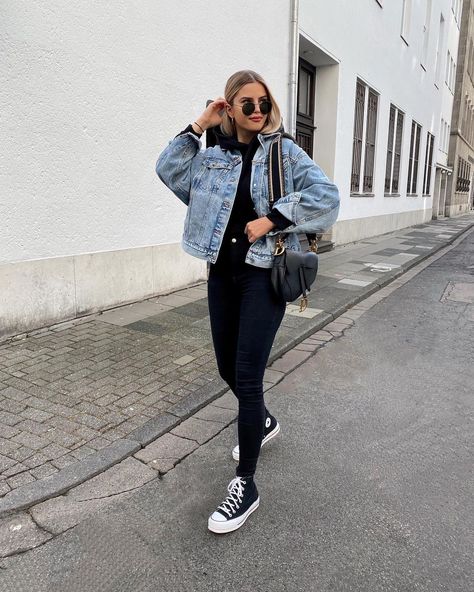 Sophia Schönherr on Instagram: “the best way to start you weekend is with wearing a light jeans-jacket and your favorite chucks again! 🙌🏼☀️ Full look: @hm #hmxme Bag:…” Cropped Denim Jacket Outfit, Oversized Denim Jacket Outfit, Fall Jackets Outfit, Light Jean Jacket, Light Denim Jacket, Jean Jacket Outfits, Denim Jacket Outfit, Pullover Outfit, Looks Chic