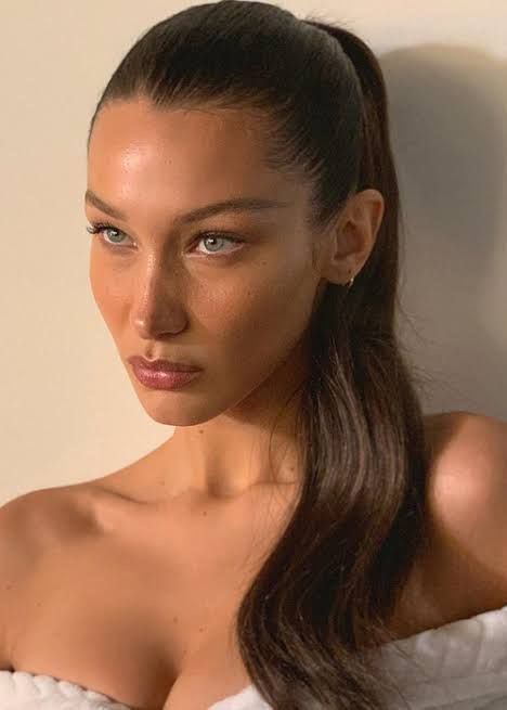 Bella Hadid Hair, Bella Hadid Makeup, Slick Ponytail, Slicked Back Ponytail, Ponytail Tutorial, Wavy Ponytail, Bella Hadid Outfits, Hair Frizz, Hair Pomade