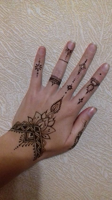 Henna Triangle Design, Henna Designs Simple Leg, Henna Design Ideas Simple, Henna Fingers Designs, Back Hand Tattoo Designs, Henna Hand Simple, Henna Tattoo Designs Simple Hands, Henna Disgn, Boho Meaning