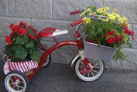 14 Sensational Tricycle Planter Ideas - Garden Lovers Club Bicycle Wreath, Bike Planter, Bike Baskets, Farm Wagons, Wooden Bicycle, Wagon Wheels, Bicycle Decor, Memory Crafts, Radio Flyer