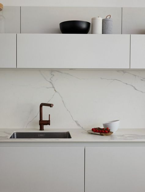 marble backsplash Kitchen Architecture, Oak Bar, London Family, Light Hardwood, Minimal Kitchen, Kitchen Splashback, Classic Kitchen, Kitchen Marble, Minimalism Interior