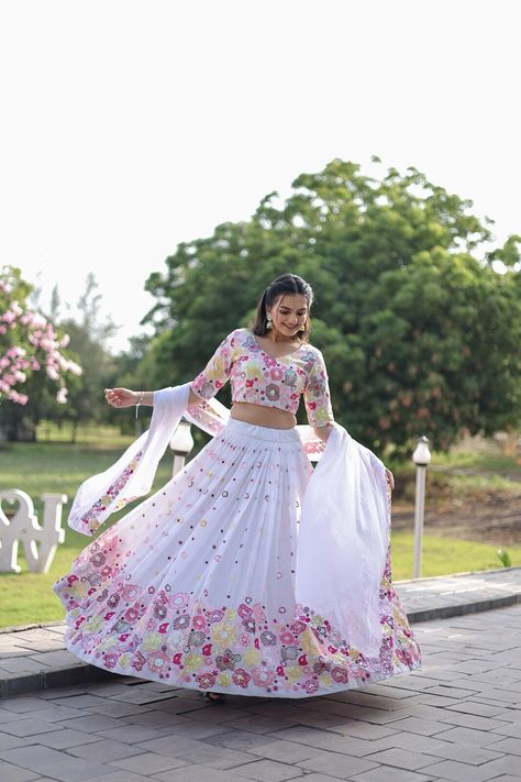 Punjabi Lehenga, Indian Lengha, Saree Hairstyles, Floral Lehenga, Indian Lehenga, Lehenga Blouse, Designer Lehenga, Party Wear Lehenga, Gowns For Girls