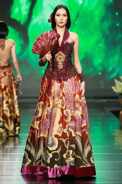 Anne Avantie Anne Avantie, Dress References, Indonesia Fashion Week, Kebaya Modern Dress, Jakarta Fashion Week, Runway Gowns, Model Gamis, Tenun Ikat, Kebaya Dress