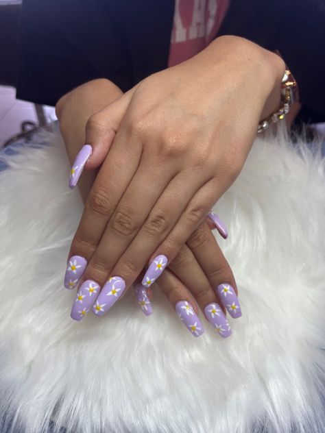 Acrylic coffin set with a purple lilac color all over with hand painted white flowers with yellow centers Lilac And Yellow Nails, Purple And Yellow Nails, Acrylic Full Set, Integumentary System, Yellow Makeup, Purple And White Flowers, Yellow Candy, Flowers Acrylic, Lilac Nails