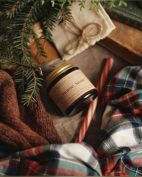 Christmas Candle Pictures, Cozy Christmas Candle Aesthetic, Christmas Candle Product Photography, Fall Candle Photoshoot, Product Holiday Photography, Christmas Flat Lay Photography, Candle Christmas Aesthetic, Christmas Candle Photoshoot, Christmas Product Photography Styling