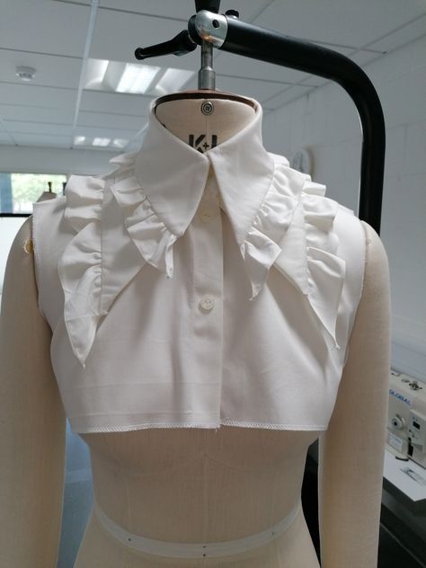 Collar collar with ruffles Uni Fashion, Fancy Collar, Sewing Collars, Shirt Collar Styles, Pretty Shirts, Causual Outfits, Collar Pattern, Collar Designs, Fashion Costume