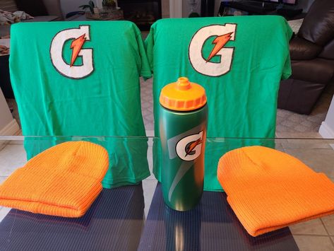 Gatorade Costume Diy, Gatorade Bottle Costume, Gatorade Bottle Halloween Costume, Gatorade Halloween Costume, Gatorade Costume, Halloween Costumes Clever, Diy Gatorade, 4 Person Halloween Costumes, Halloween Costume Aesthetic