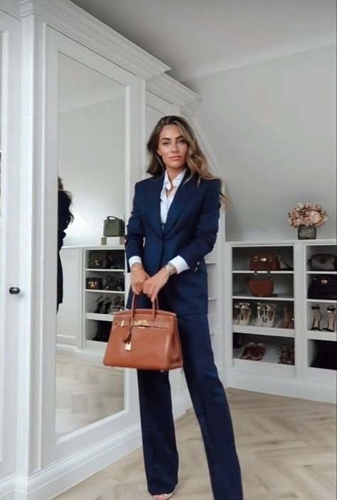 Waist Coat Outfit Women, Pantsuit Outfit, Law Life, Office Fits, Professional Pants, Dark Blue Suit, Dark Blue Pants, Pant Suits For Women, Suit Outfit