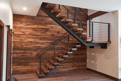 Bilevel Remodel, Barndominium Stairs, Floating Staircase Ideas, Stairs Basement, Modern Staircase Railing, Modern Staircases, Fogo Island, Architecture Restaurant, Stair Ideas