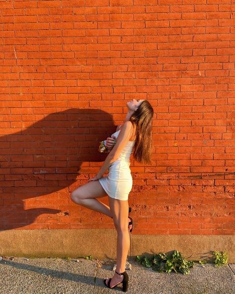 Red Brick Wall Photoshoot, White Brick Wall Instagram Pictures, Brick Wall Photoshoot Ideas Aesthetic, Brick Wall Senior Pictures Posing Ideas, White Brick Wall Photoshoot, Brick Wall Instagram Pictures, Brick Wall Pictures Ideas Instagram, Senior Photos Brick Wall, Brick Wall Poses