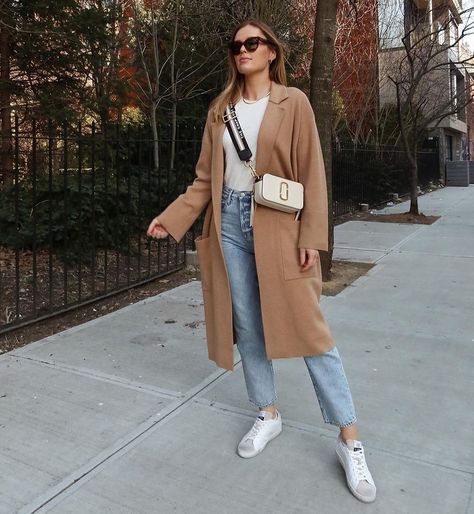 Nyc Sneakers Outfit, Spring Outfits For New York, Trip To Nyc Outfit, New York Packing List Spring, New York Sightseeing Outfit, Outfits For New York In March, Outfits For Nyc In May, What To Wear In New York In May, New York April Outfit