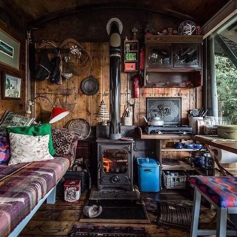 Woods Photos, Little Cabin In The Woods, Cabin Interiors, Little Cabin, Tiny Cabin, Tiny House Cabin, Small Cabin, Cabins And Cottages, Cabin Life