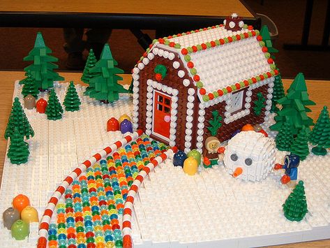 LEGO GingerBread House | Flickr - Photo Sharing! Lego Gingerbread House, Christmas Lego, Lego Christmas Village, Lego Winter, Snowman Head, Lego Challenge, Lego Club, Lego Christmas, Lego Activities