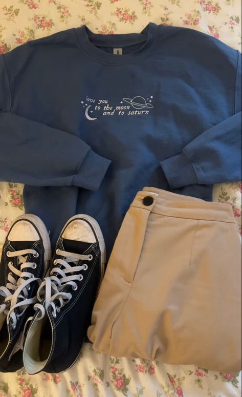 outfit idea clairo outfit inspiration taylor swift gracie abrams  fall spring summer Taylor Swift Jumper, Taylor Swift Merch Outfit, Abaya Fashion Dubai, Taylor Swift Merch, Baggy Sweaters, Embroidery Hoodie, Taylor Swift Outfits, Easy Trendy Outfits, Causual Outfits