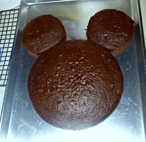 Planning a Mickey Mouse Clubhouse Birthday Party? This Mickey Mouse Cake with Individual First Birthday Cakes for Ears make a great birthday cake for twins. Or leave the ears intact for one birthday child! See how easy it is to make this Mickey Cake and celebrate your Disney Side! #mickeymouse #mickeymouseclubhouse #birthdaypartyideas Mickey Mouse Torte, Tårta Design, Mickey Cake, Twin Birthday Cakes, Mickey Mouse Birthday Cake, Mickey Mouse Themed Birthday Party, Mickey Mouse Cupcakes, Mickey Mouse Clubhouse Birthday Party, Minnie Mouse Birthday Cakes