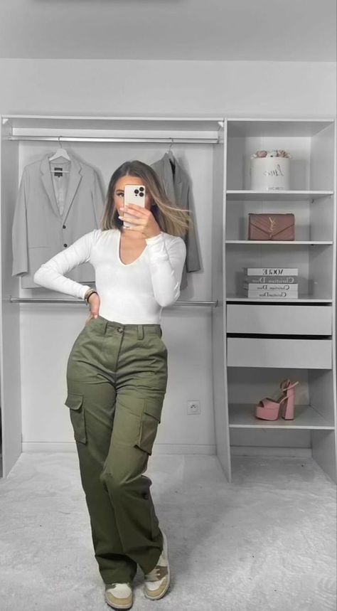 Pantalon Cargo Outfits Mujer, Cargo Jogger Pants Outfit, Outfits Con Cargo Pants, Satin Pants Outfit Casual, Style Green Cargo Pants, Green Cargo Pants Outfit, White Tops Outfit, Smart Casual Women Outfits, Cargo Pants For Women