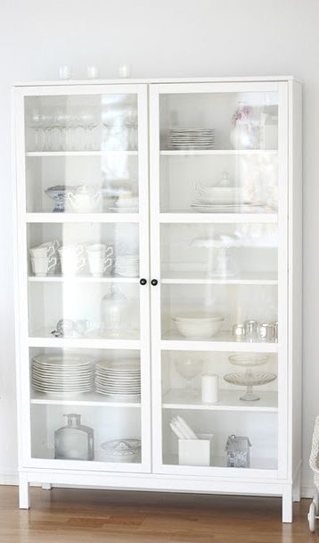 Crockery Cabinet, White Interior Design, Casa Vintage, Glass Cabinet, Cabinet Organization, Style At Home, Glass Doors, White Interior, Home Fashion