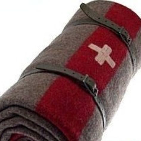 Original Swiss Army bed roll. This would be perfect to have on the bike. Army Blanket, Bed Roll, Easy Camping Hacks, Blanket Roll, Bushcraft Kit, Bushcraft Camping, Free Camping, Adventure Gear, Wilderness Survival