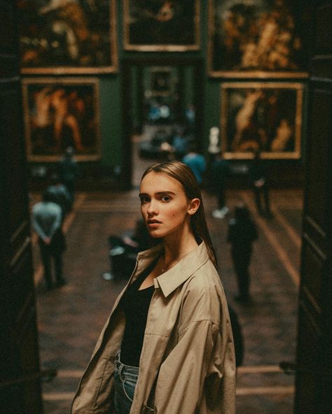 London Photoshoot, Museum Outfit, Museum Photography, Grad Photos, Photoshoot Concept, Cinematic Photography, Creative Portraits, Pics Art, Photoshoot Inspiration