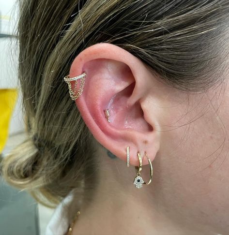 Did a changeout with this gem, chain hoop and pierced her conch with this cutest baguette dangle! 😍😍 #kaimuki #keepitkaimuki #honolulu #oahu #piercing #piercings #piercinginspo #conchpiercing #conch Honolulu Oahu, Conch Piercing, Conch, Honolulu, Oahu, Piercings, Gems, Chain, On Instagram