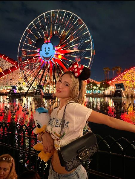 Disneyland Asthetic Picture, Disney Ig Pics, Disneyland Picture Ideas Instagram, Disneyland Gradnite, Grad Night Disneyland, Disney Inspo Pics, Disneyland Instagram Pictures, School Spring Outfits, Outfits For School Spring